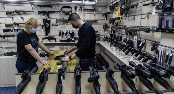 В Україні все більше охочих отримати дозвіл на зброю: схвалюють 93% заявок