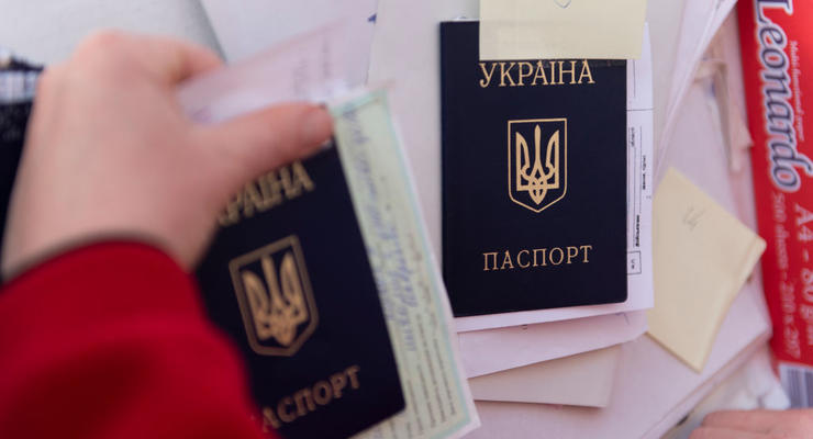 Украинцам рассказали, кто из мужчин может получить документы за границей