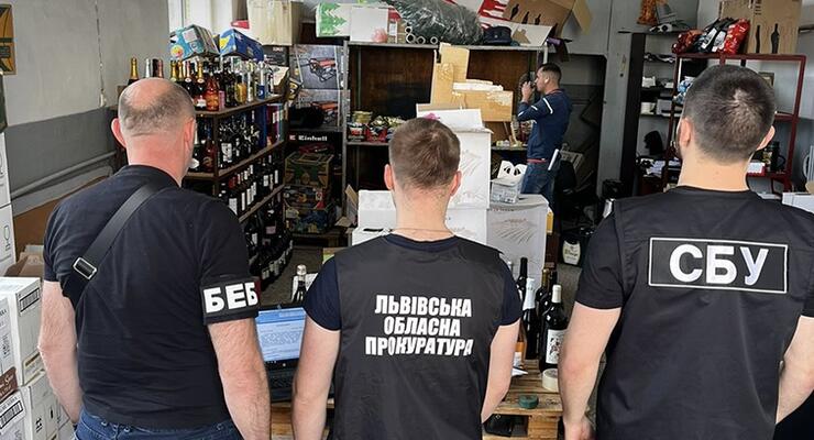 В Украине продавали поддельный элитный алкоголь: БЭБ изъяло 3000 литров фальсификата