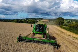 Первые аграропредприятия получили компенсацию от государства за украинскую сельхозтехнику