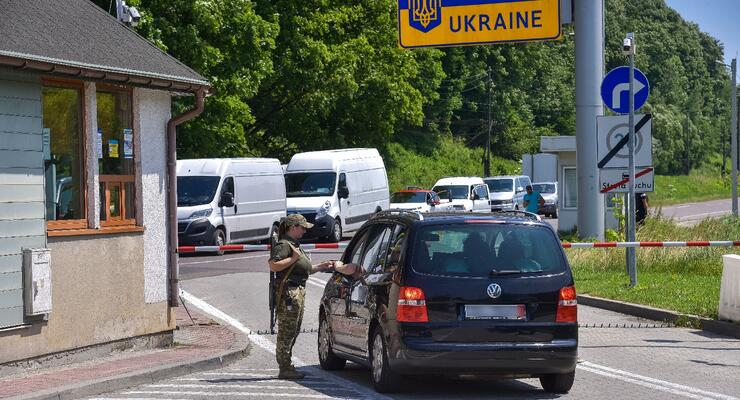 Військові можуть виїжджати за кордон під час війни: які умови