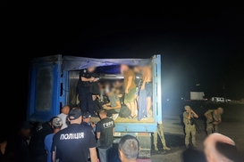 Люди вместо зерна: пограничники в Одесской области остановили фуру с 41 уклонистом