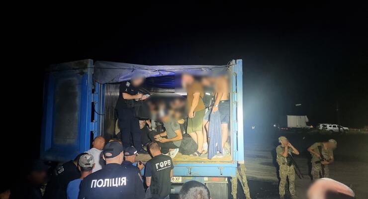 Люди замість зерна: прикордонники на Одещині зупинили фуру з 41 ухилянтом