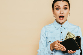 Курс валют на 21.06.2024: доллар немного упал