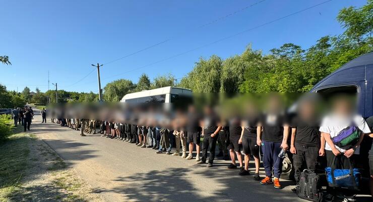 На Одещині затримали групу з 47 чоловіків, які хотіли незаконно виїхати за кордон