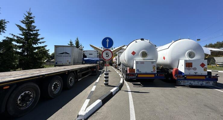Поляки обмежили пропуск українських вантажівок через кордон: у ДМСУ назвали причину