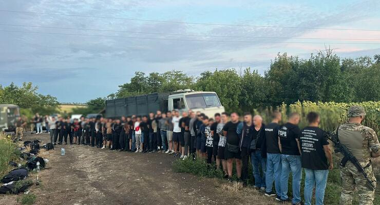 КамАЗ был "забит" мужчинами: в Одесской области задержали 48 уклонистов в одном грузовике