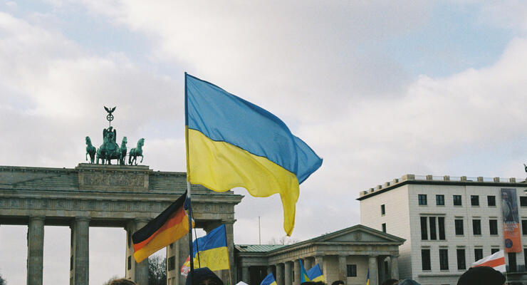 Канцлер Німеччини хоче усунути бюрократичні перешкоди для працевлаштування українських біженців