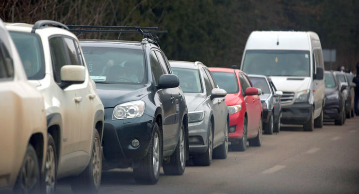 Украинцы стали чаще покупать авто на бензине: на чем ездят