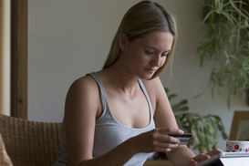 Вместо купюр пластик: украинцы все чаще рассчитываются картами