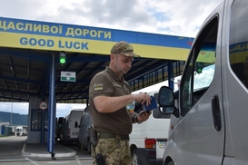 Новые правила выезда: ГПС начала пропускать за границу мужчин до 23 лет