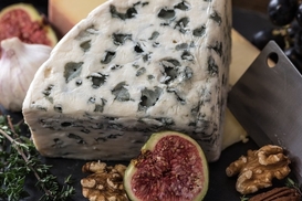 Украинцы едят больше сыра: импорт вырос на 14% за 8 месяцев