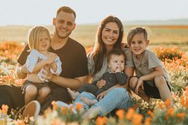 Правительство увеличит выплаты приемным родителям: когда и на сколько