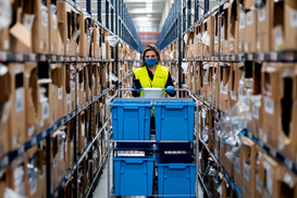 Станки вместо офиса: украинки осваивают "мужские" профессии и получают работу