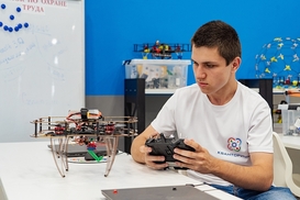 Россия милитаризует образование: школьников учат управлять дронами