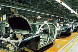 Россияне бросились покупать иномарки: АвтоВАЗ признал обвал продаж