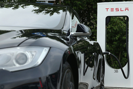 Европейцам представили бюджетную версию Tesla Model 3