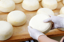 Імпорт зростає, експорт не відстає: Україна їсть і продає більше сирів