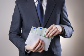 Средняя зарплата в Украине превысила 27 тыс грн: где платят больше всего