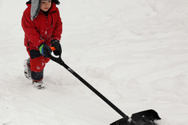 Травмы из-за снега и гололеда: что делать и кто отвечает за неубранные улицы
