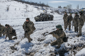 «Если не сухой — умрешь»: как бойцы ВСУ выживают в ледяных окопах