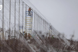 Антидроновой сеткой затянут 4000 км дорог Украины: сколько денег потратят