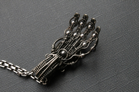 Зростання до 300%: росіяни збільшили закупівлі оберегів від пристріту та осикових кілків