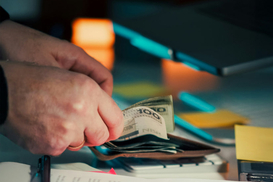 Бизнес в РФ уходит в тень, а россиян просят рассчитываться наличкой – опрос