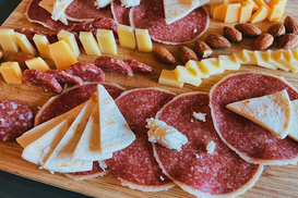 Сырные и колбасные нарезки: эксперт рассказал о нюансах при их покупке