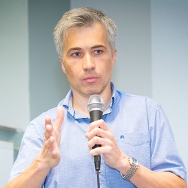 Роман Комиза