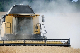 Дефіцит кадрів: Кабмін спростив допуск до сільгосптехніки