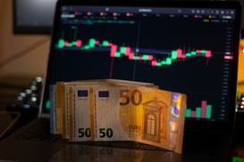 Без эмоций: какие курсовые колебания доллара и евро можно ждать на неделе