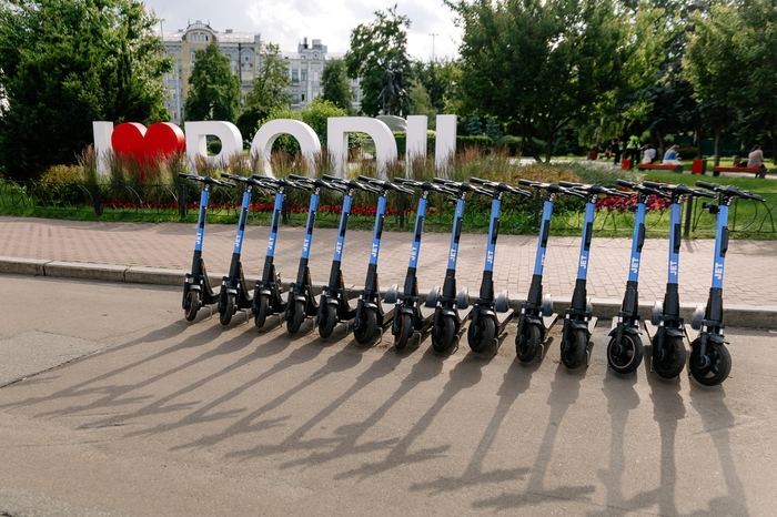 На Подолі в  Києві прокат електросамокатів є дуже популярним транспортом для пересування історичним центром. Фото із соцмереж