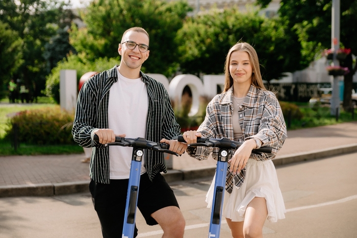 Сервіси прокату електросамокатів, що працюють в Україні, встановлюють примусове обмеження швидкості до 20–25 км/год. Фото із соцмереж