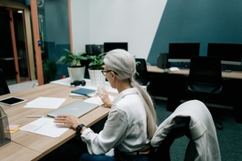 Работа для 50+: какие отрасли готовы нанимать старших специалистов