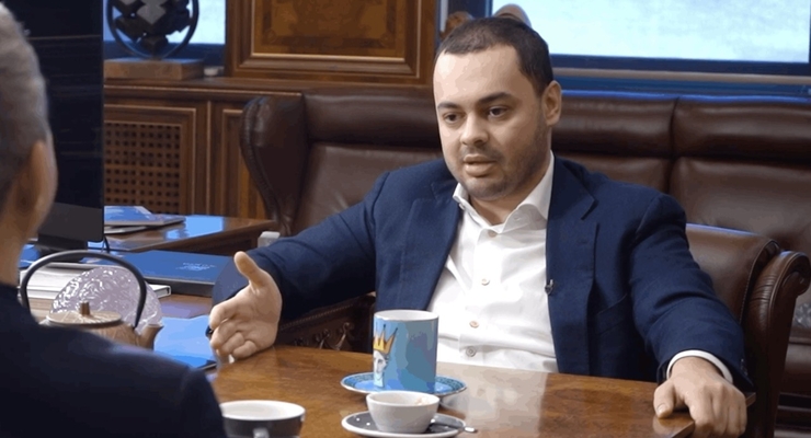 Бизнесмен и инвестор Сеяр Куршутов, специализирующийся на международной торговле, во время интервью
