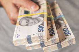 Зарплати чиновників в Україні зросли: хто отримує понад 100 тисяч